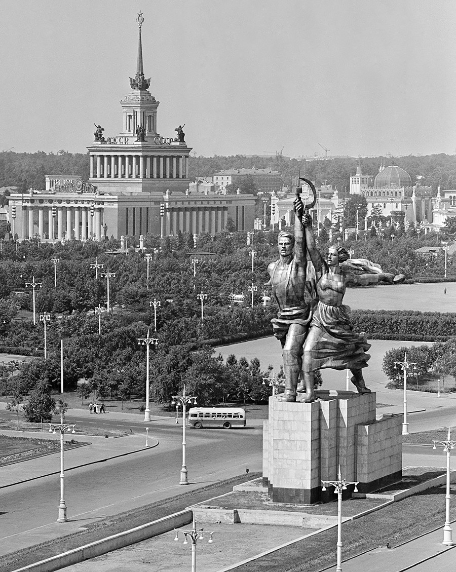 Поглед на споменик „Радник и колхозница” (спреда) из авеније Мира 1959. године. Аутор Вера Мухина била је изузетно незадовољна изгледом споменика на овом месту. 