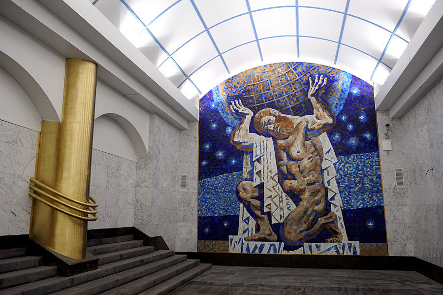 Mosaik di Mezhdunarodnaya, stasiun metro baru di Sankt Peterburg

