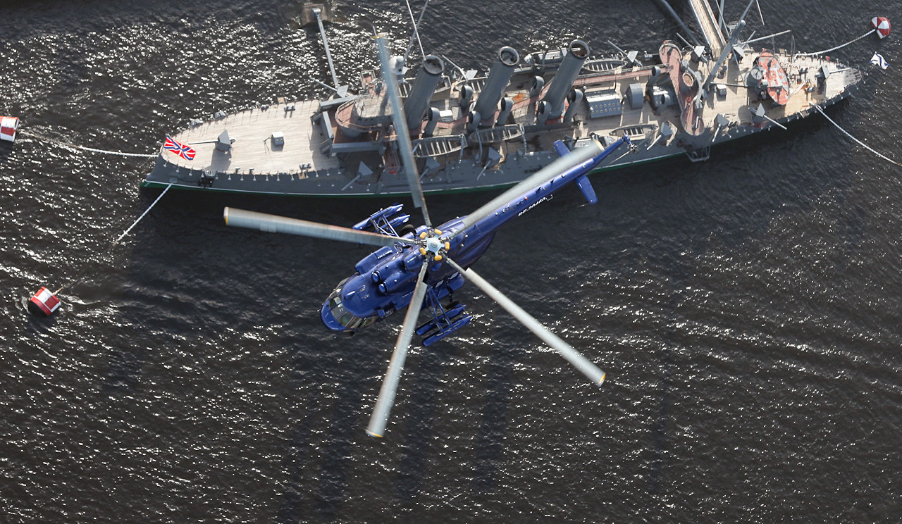 Helikopter Mil Мi-8 iznad krstarice Aurora.
