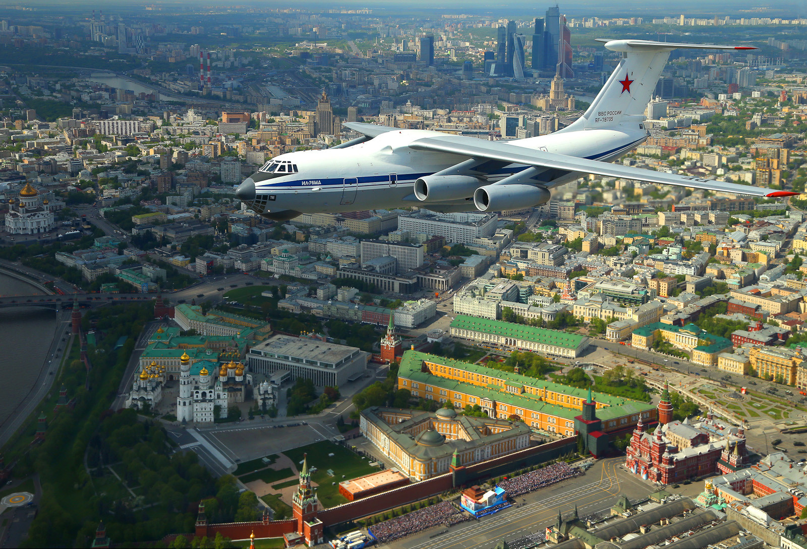 Ilyushin Il-76, pesawat angkut dengan empat mesin turbofan, mengudara di atas Kremlin.