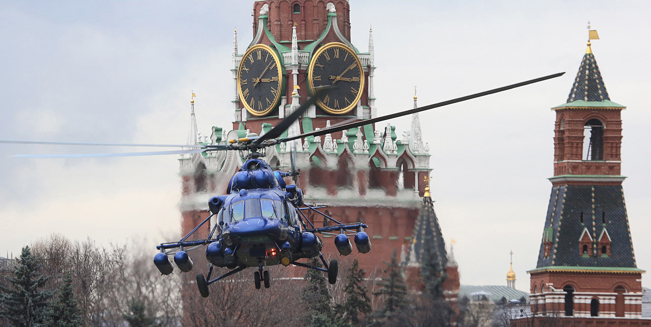 Helicóptero Mil Мi-8 sobrevoando o Kremlin de Moscou