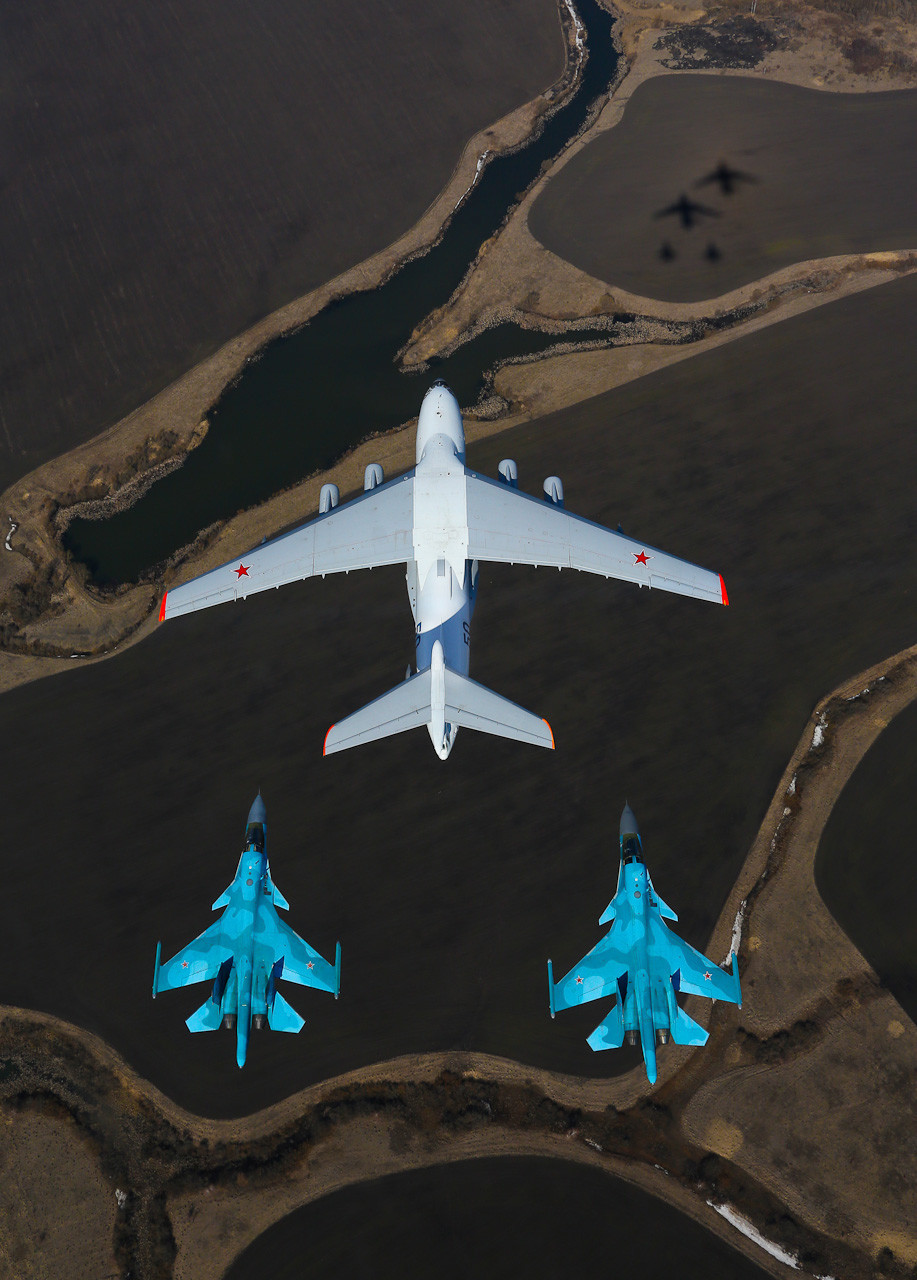 L'Ilyushin Il-78 est un ravitailleur soviétique à quatre moteurs, photographié ici par deux Sukhoi Su-34, des bombardiers supersoniques russes à moyenne portée tous temps bimoteurs et à deux places.