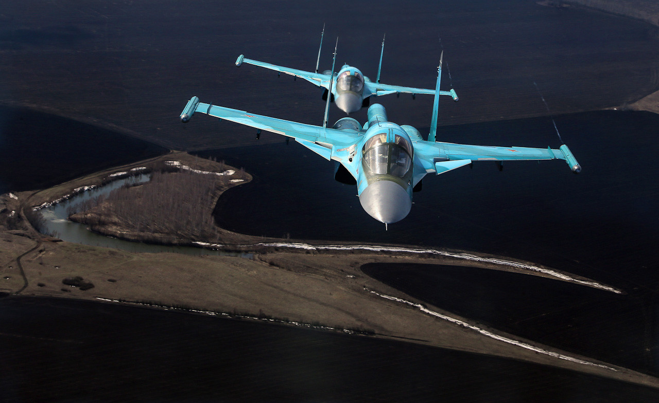 Due Sukhoi Su-34 volano sulla campagna della Regione di Voronezh