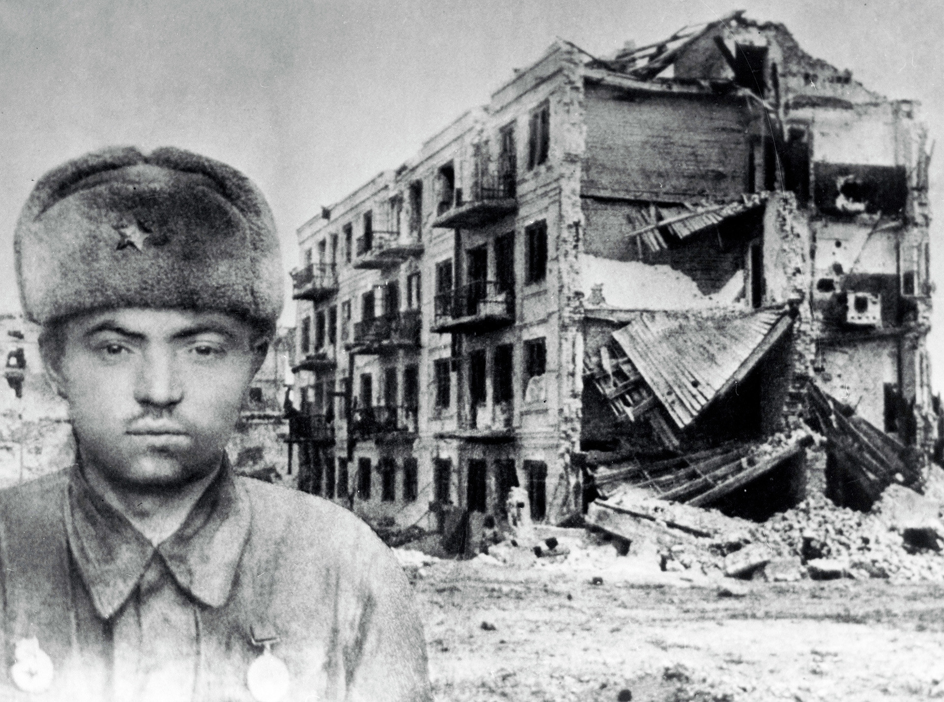 Сержант Яков Павлов, Герой на Съветския съюз, на фона на разрушената къща