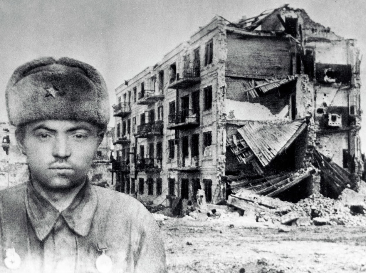 Heroj Sovjetske zveze Jakov Pavlov in porušena hiša, ki jo je branil