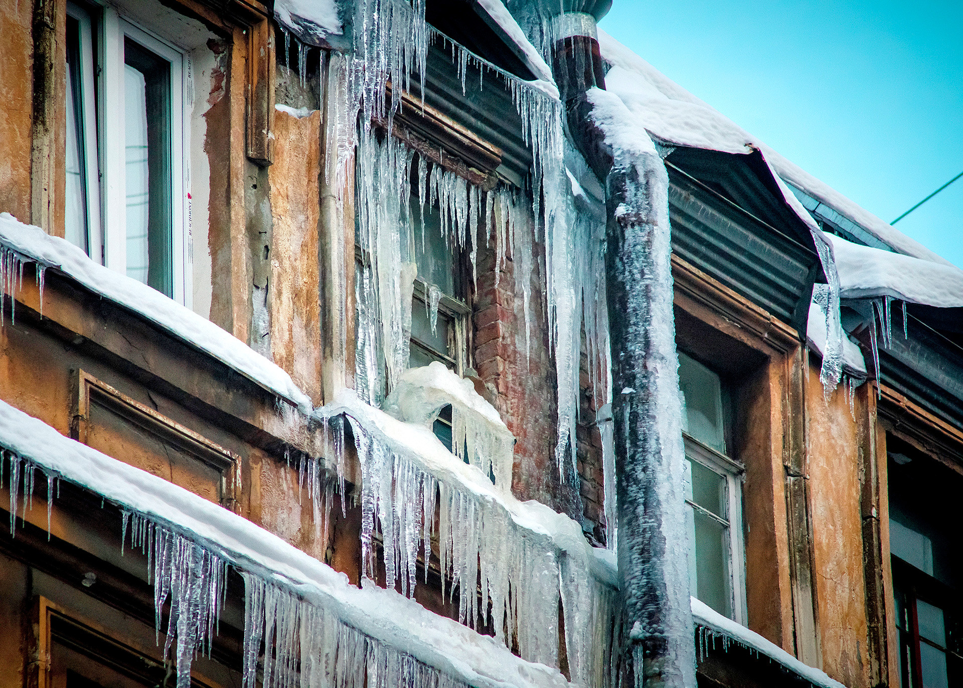 Lifehack: If you see icicles like that, it's probably the best to stay away from them.
