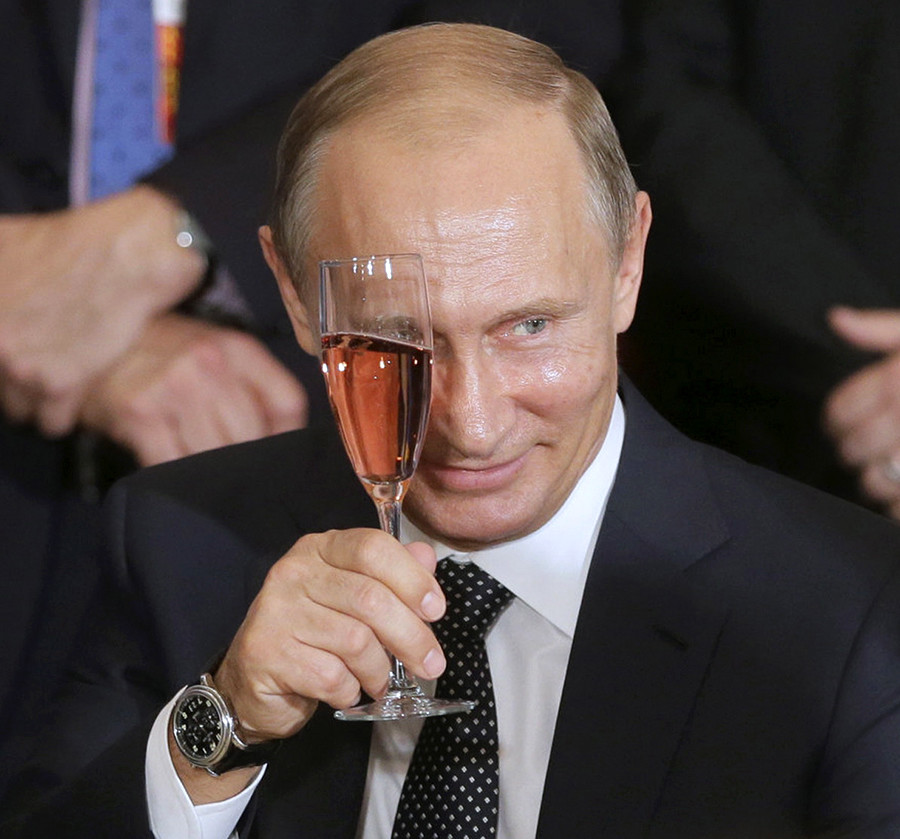 Putin con una copa de champán