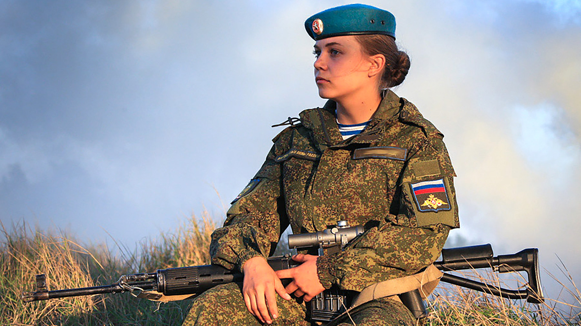 Картинка женщина военная. Женщины военнослужащие. Военная форма. Женщины в русской армии. Русские девушки в военной форме.