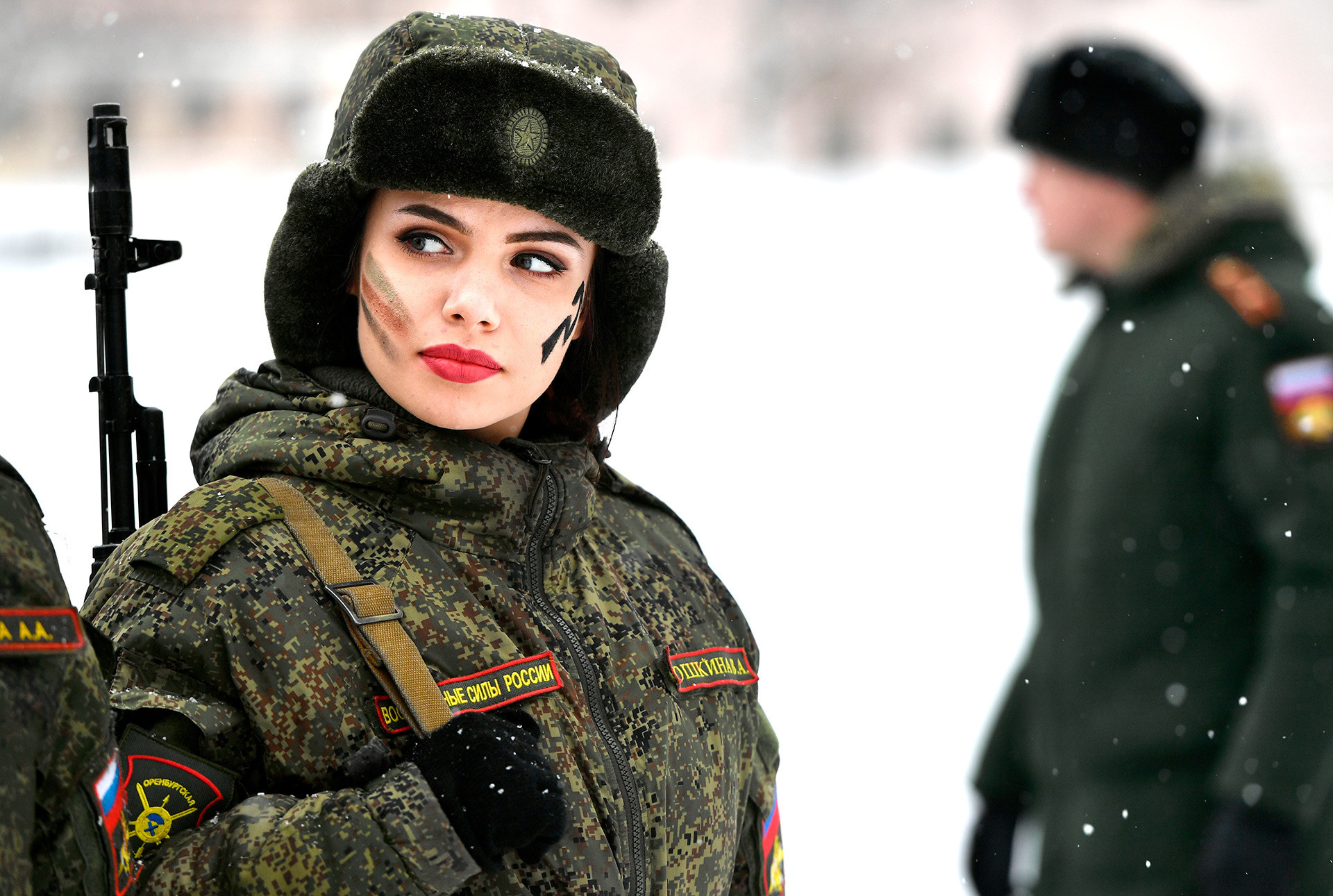 Девушки из россии текст. Красивые девушки военные. Красивые девушки в военной форме. Женщина солдат. Женщины военные в России.