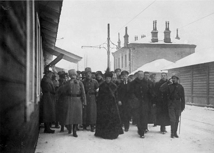 Maria Fjodorowna mit Offizieren und Rotkreuz-Arbeitern.