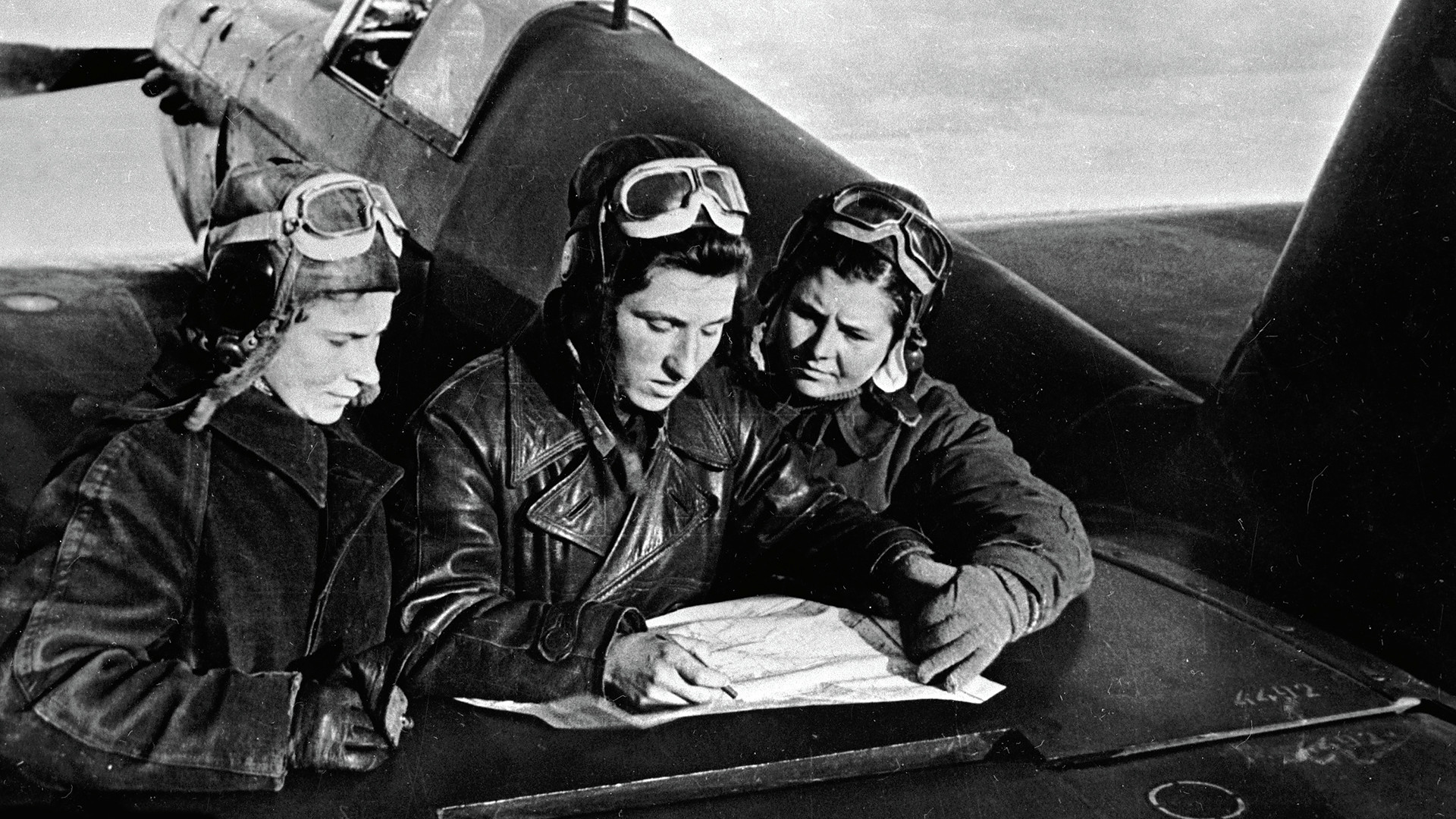Ljilja Litvjak, Kaća Budanova i Marija Kuznjecova pored zrakoplova Jak-1.