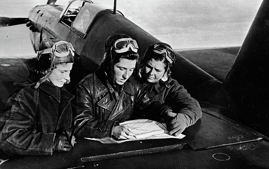 Жени-пилоти от 586-и полк: Литвяк, Буданова и Кузнецова (отляво надясно)