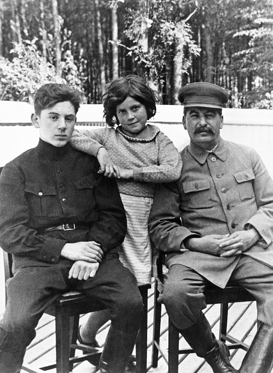 Josef Stalin mit seinem Sohn Wassili und seiner Tochter Swetlana im Juni 1935