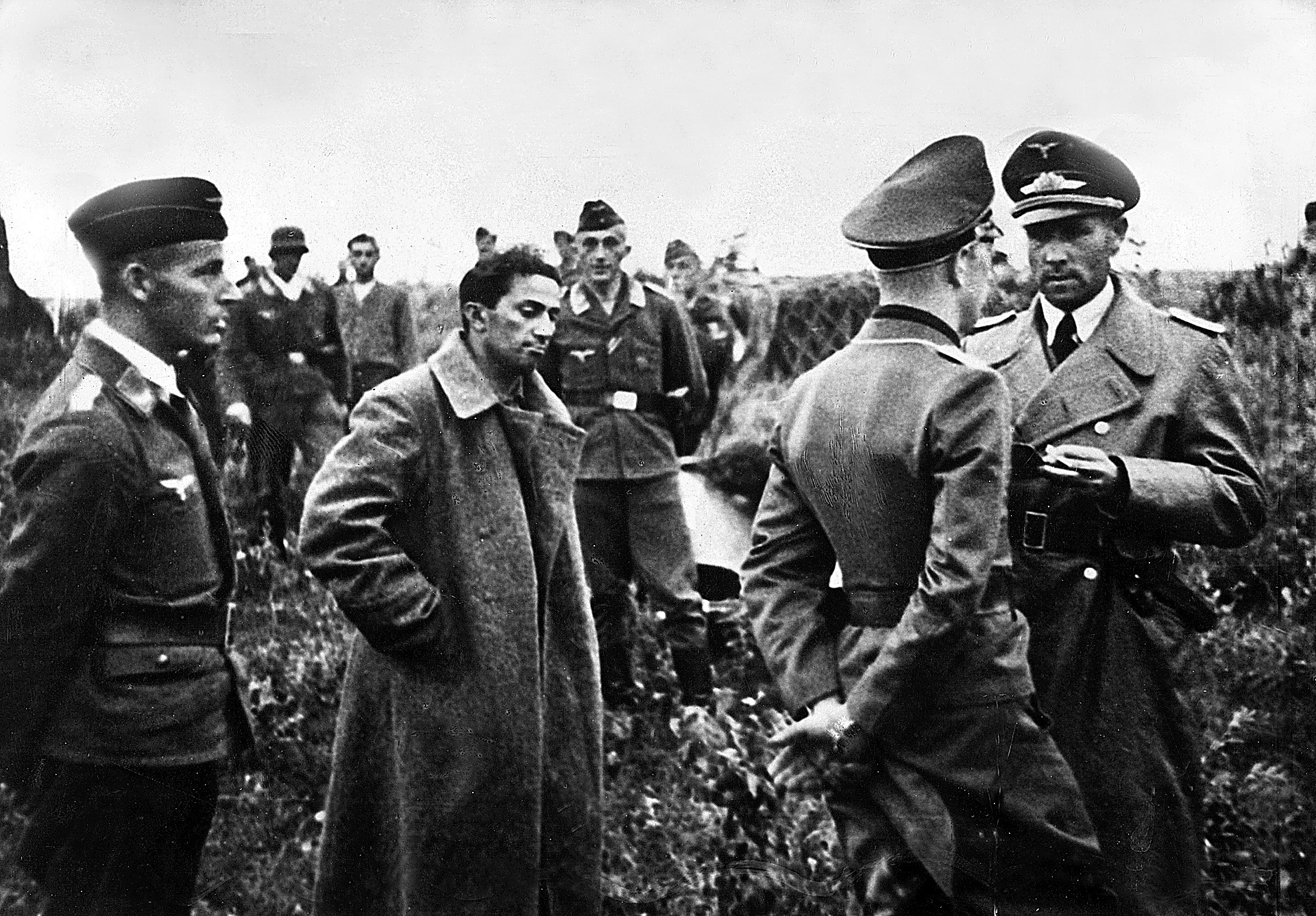 Првог Стљиновог сина Јакова Џугашвилија су заробили Немци. Није се вратио жив из заробљеништва. На слици је окружен немачким официрима.
