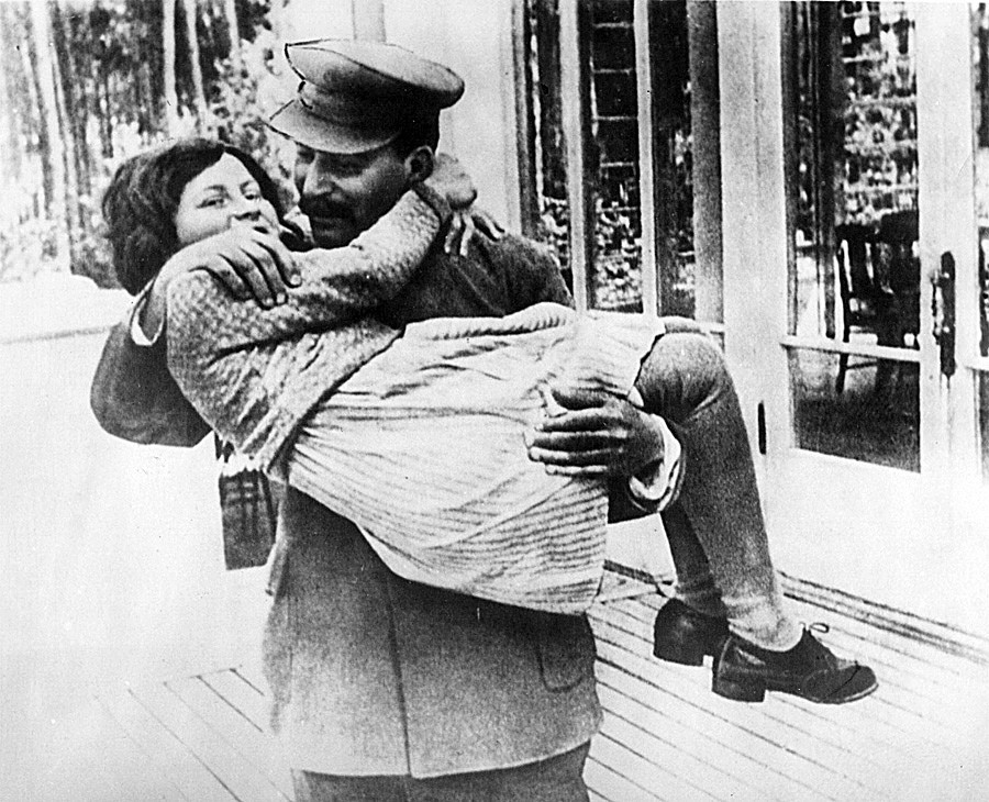 Јосиф Сталин ја држи в раце ќерка си Светлана Алилуева. Таткото и ќерката биле блиски само во нејзиното детство.