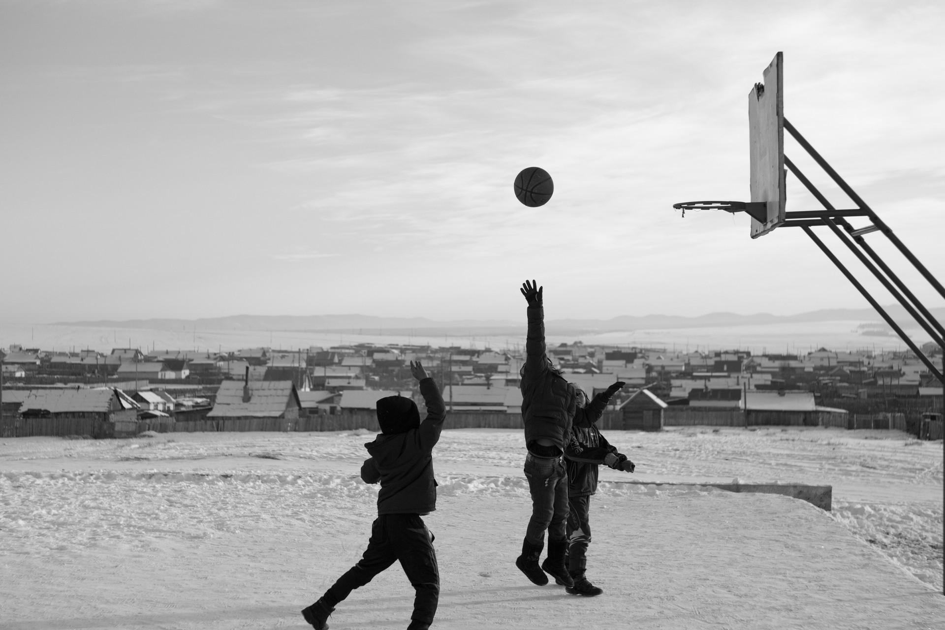 Selo na rusko-mongolskoj granici. Djeca igraju košarku na -30°C.