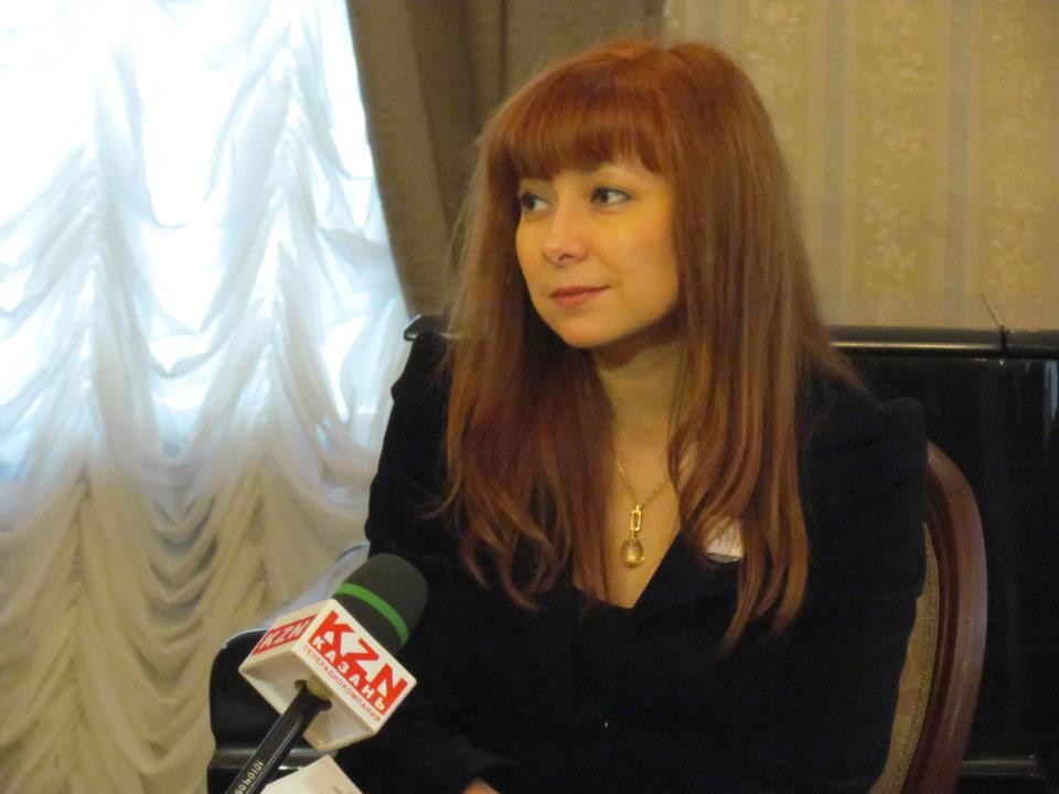Lilija Gazizova na novinarski konferenci ob odprtju festivala v Kazanu, posvečenega Nikolaju Lobačevskemu, 2013