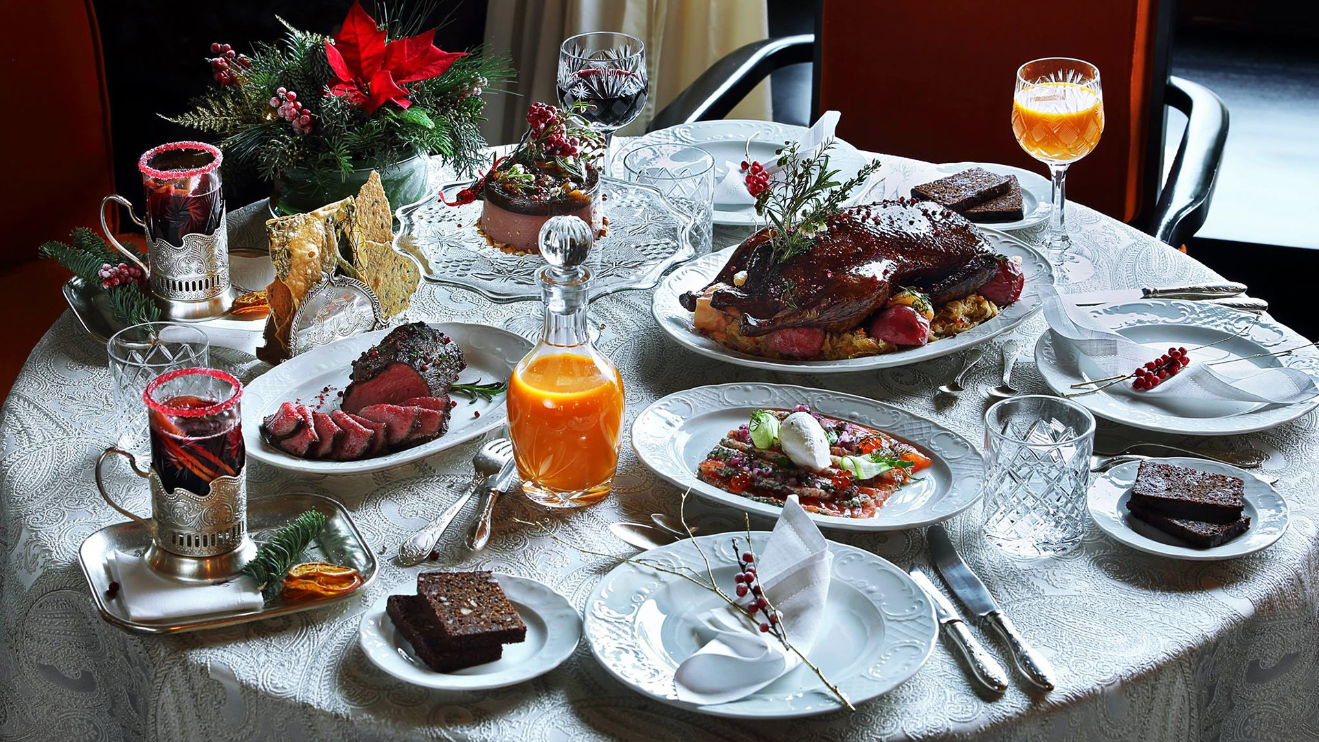 Ужин стол 3. Сервировка новогоднего стола. Сервировка стола с едой. Накрытый стол. Сервировка ужина.