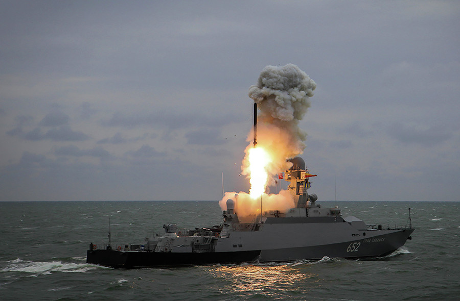 La corbeta Grad Sviyazhsk lanza un misil 'Kalibr'.