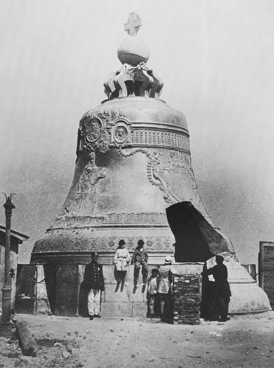 Berat Lonceng Tsar mencapai 200 ton, dengan tinggi 8 meter.