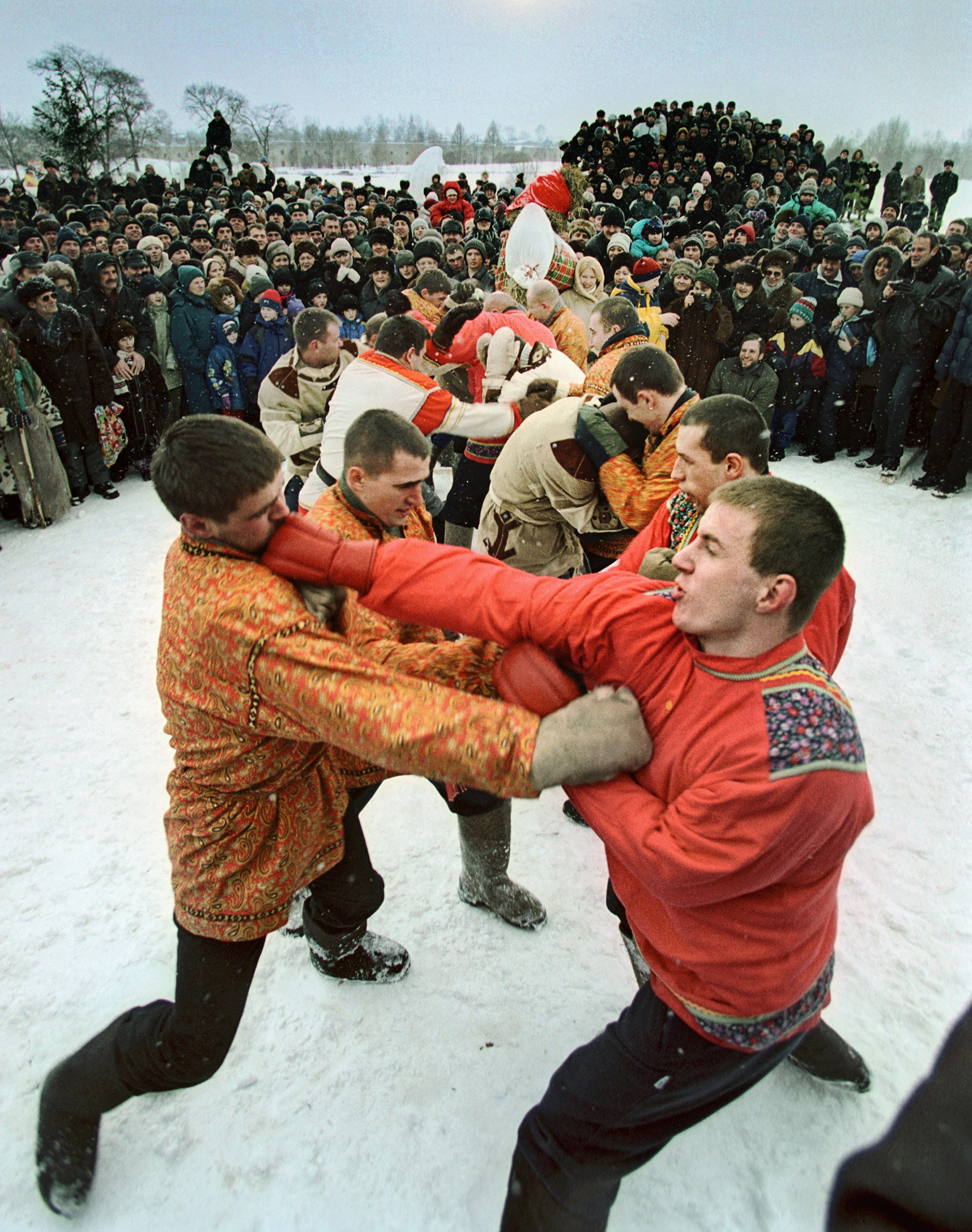 Традиционен юмручен бой по време на празник в Суздал.