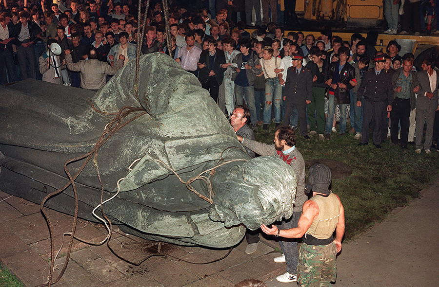 A picture taken on August 22, 1991, shows a crowd watching the statue of Dzerzhinsky being toppled on Lubyanskaya square in Moscow.