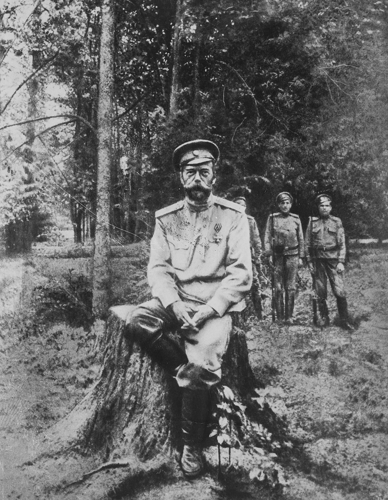 Една од последните фотографии на царот Николај Втори, Екатеринбург, јули 1918