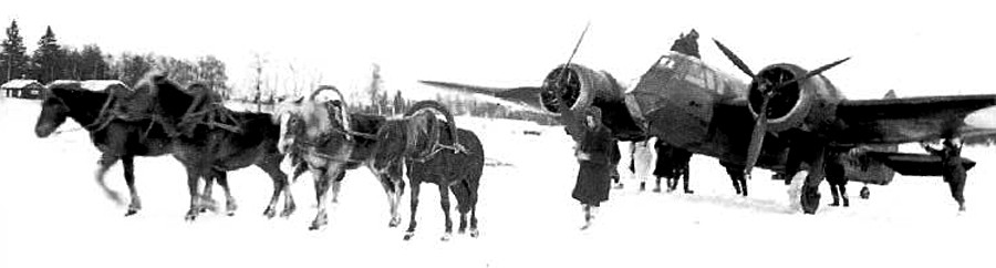 Британският лек бомбардировач Bristol Blenheim каца върху замръзнало езеро край с. Юва на 25 февруари 1940 г. Коне теглят самолета към брега за укритие.