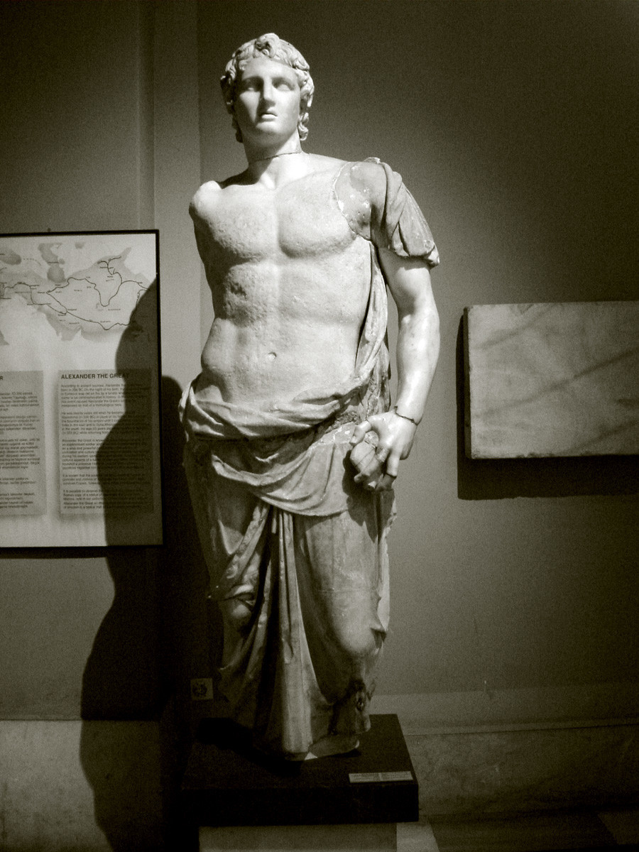 Статуя на Александър в Археологически музей в Истанбул.
