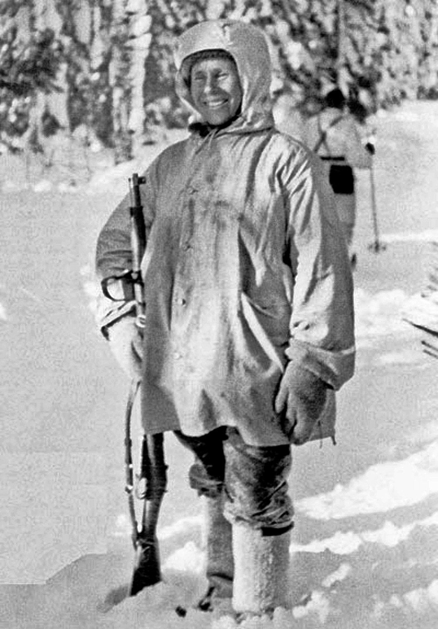 Maior franco-atirador da história, o finlandês Simo Häyhä posa para foto após ser premiado com um rifle honorário M/28 Pystykorva.