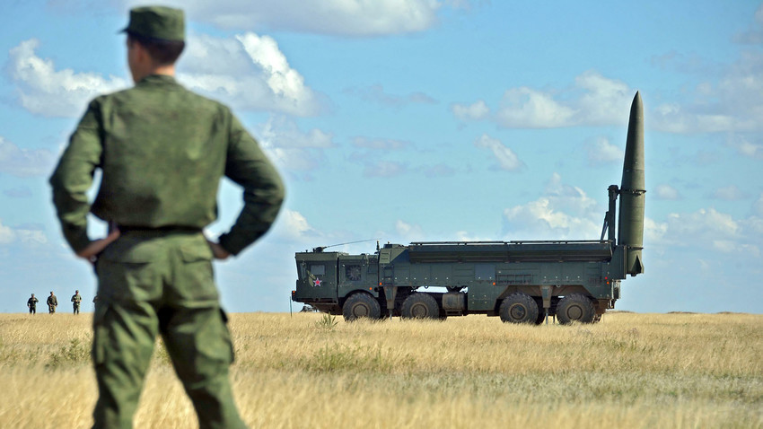 Peluncuran sistem misil Iskander-M saat latihan militer