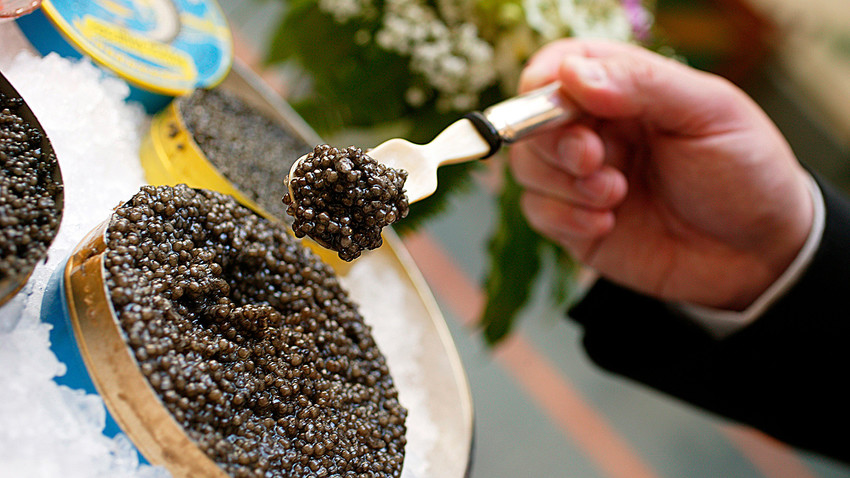 Em Moscou, sobretudo, a demanda por caviar é alta, e contrabandistas podem obter bom negócio