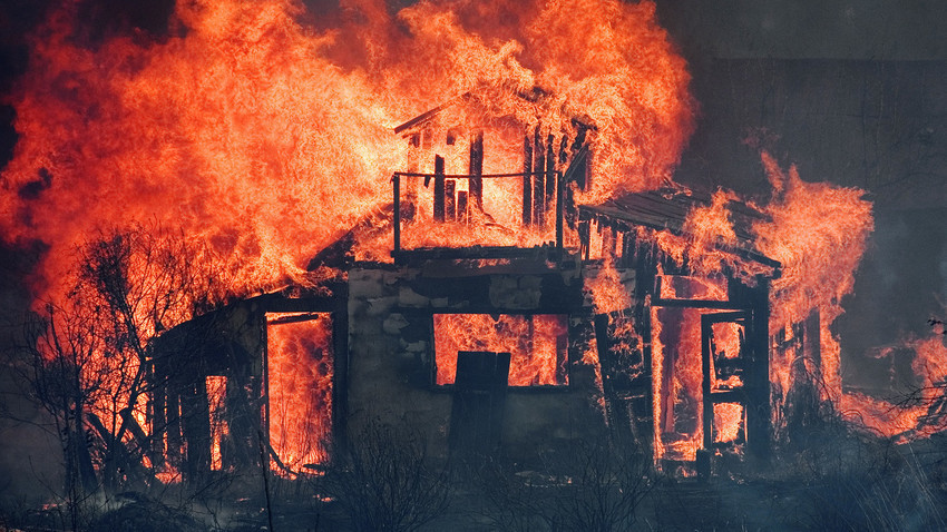 Danila Tkachenko telah membakar rumah-rumah tua demi proyek fotografinya yang ia dedikasikan untuk menunjukkan fenomena hilangnya pedesaan di Rusia.