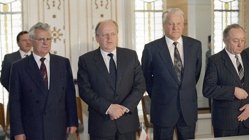 Líderes de tres repúblicas soviéticas durante la firma del tratado de Belavezha.