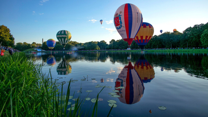 Baloni na vroč zrak na balonarskem festivalu v Pskovski regiji, 2016.