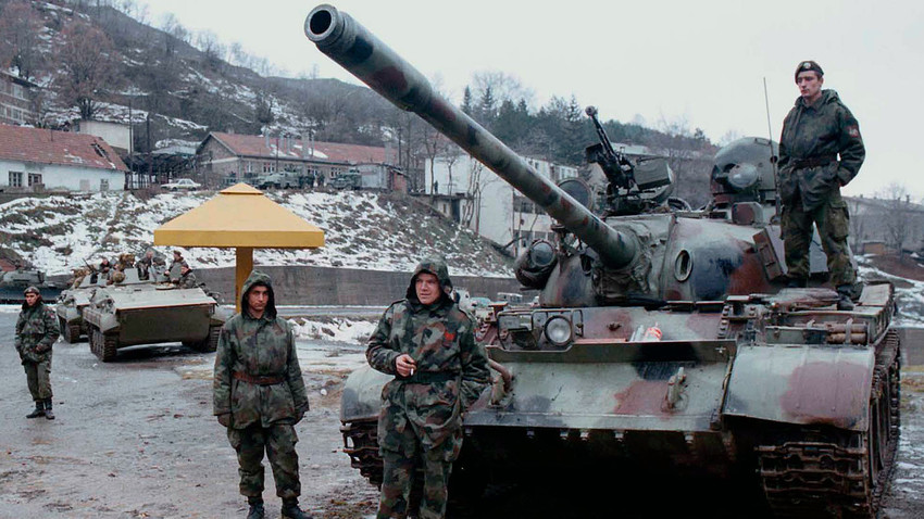 Југословенски војници у селу Стари Трг код Косовске Митровице, 40 km од Приштине, 9. јануара 1999.