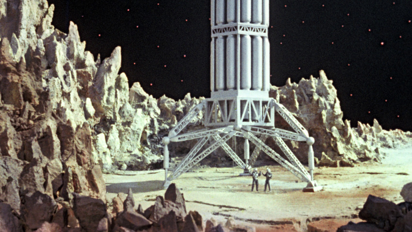 A screenshot from Road to the Stars movie by Pavel Klushantsev (1957, USSR)