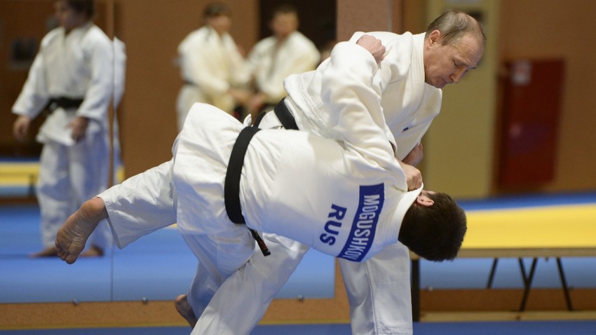Presiden Rusia Vladimir Putin berlatih judo melawan Musa Mogushkov, anggota tim Judo Rusia, di Sochi, Rusia, Jumat, 8 Januari 2016.