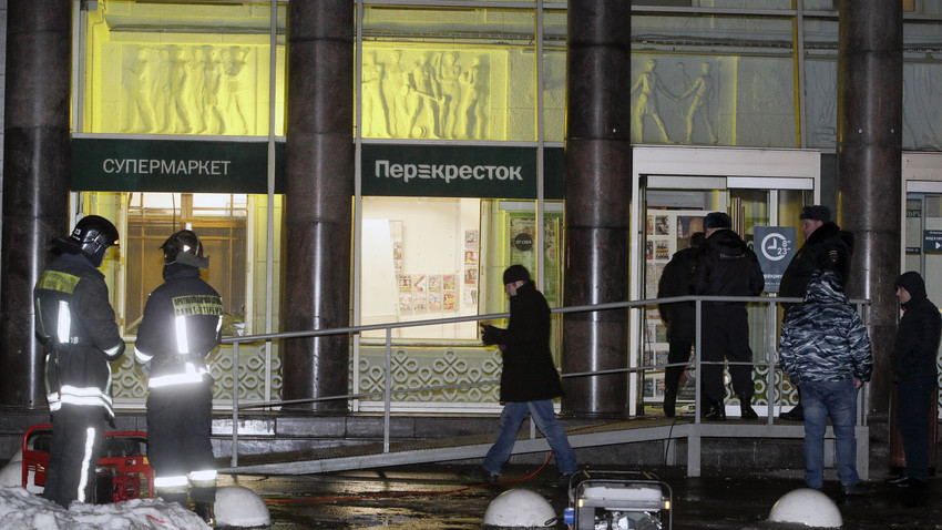 Polisi berjaga di pintu masuk sebuah pasar swalayan setelah terjadi ledakan di Sankt Peterburg, Rusia, Rabu (27/12).