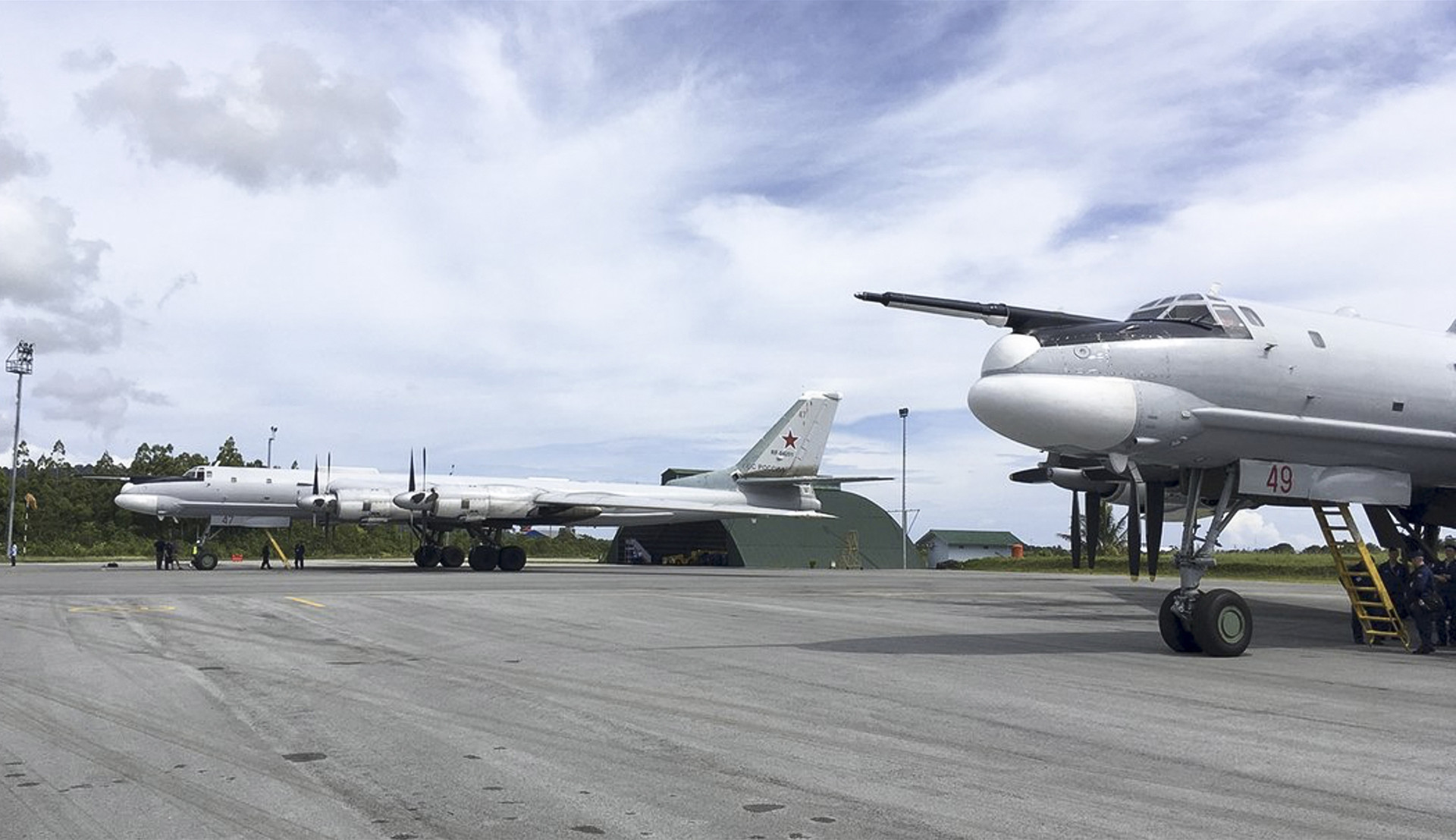 Untuk pertama kalinya dalam sejarah, dua pesawat pengebom jarak jauh Tu-95MS terbang melintasi Samudra Pasifik yang luas dan singgah di Indonesia.