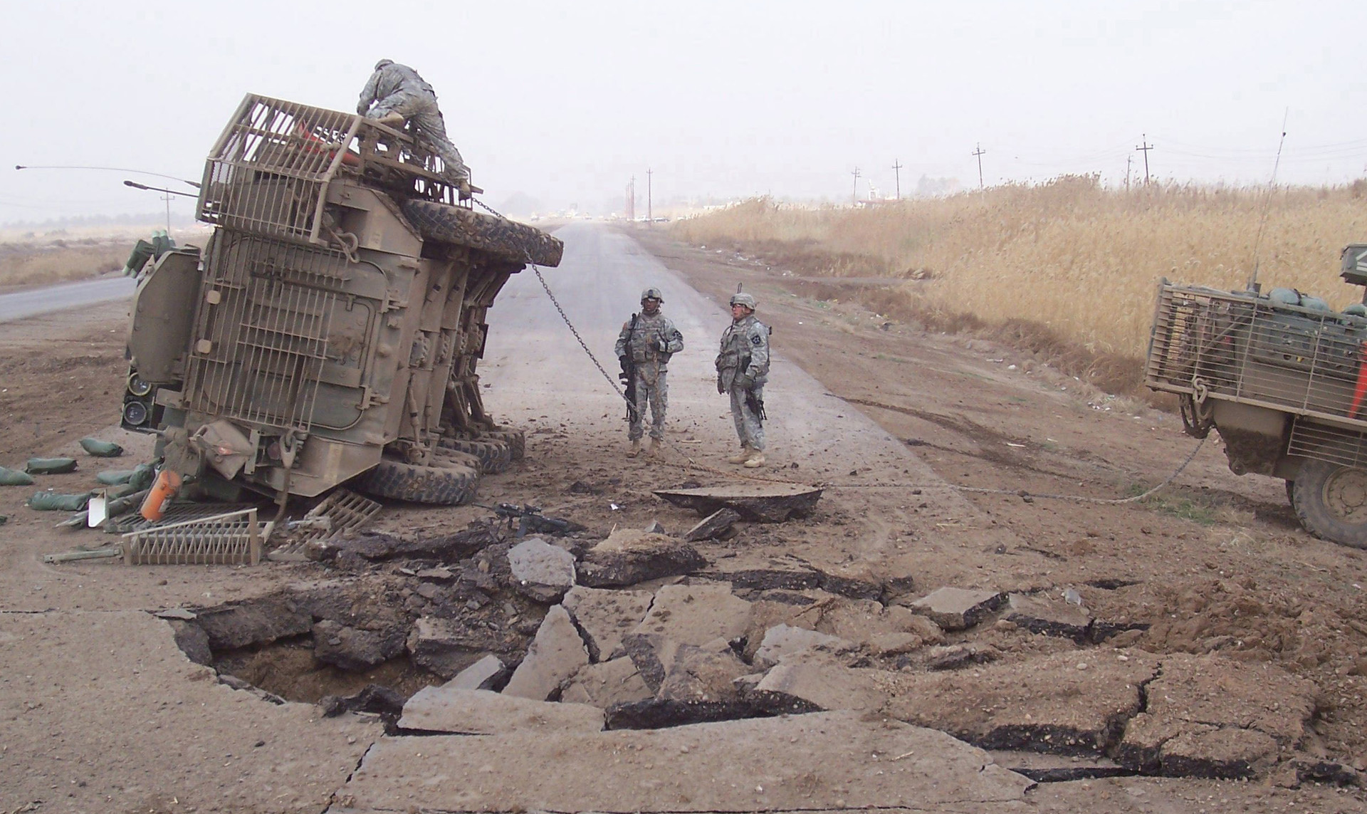 Prevrnuti Stryker nakon što je naletio na improvizirano eksplozivno sredstvo, Irak 2007. godine