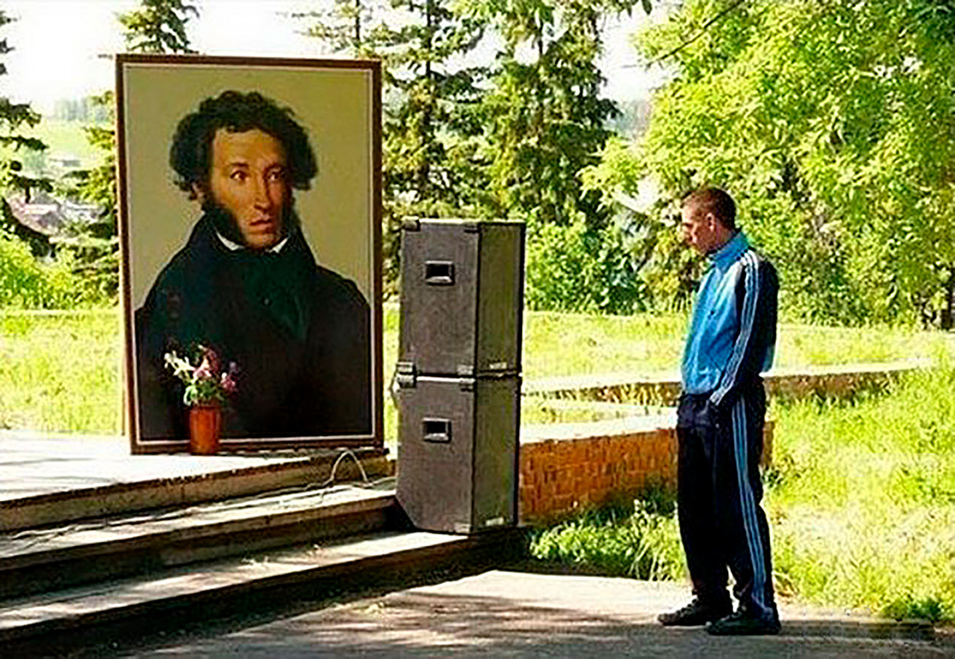 Um gópnik olha para o retrato do poeta Aleksandr Púchkin. 