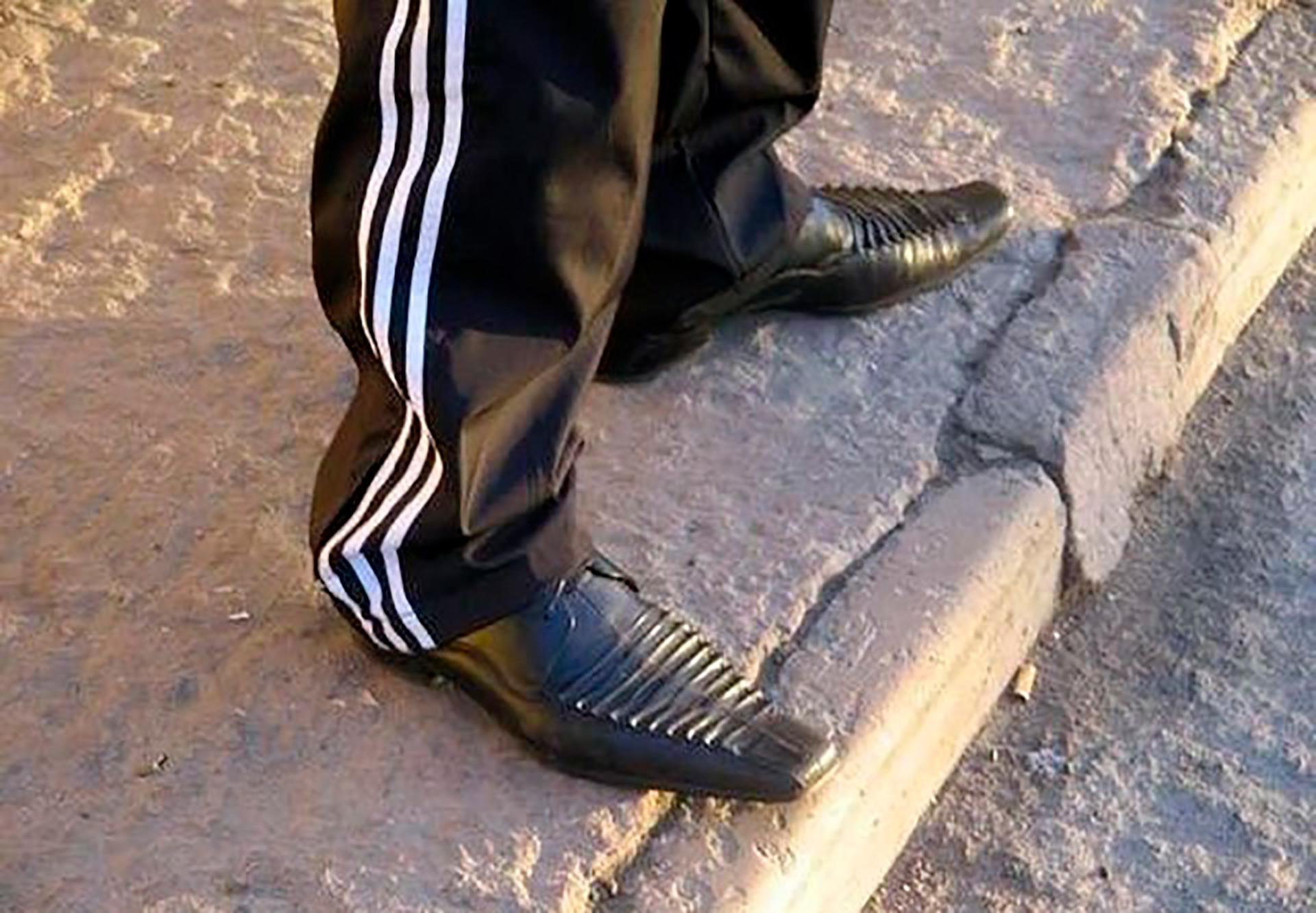 Adidas vai com tudo na Rússia, até sapato de bico fino e textura de crocodilo. 