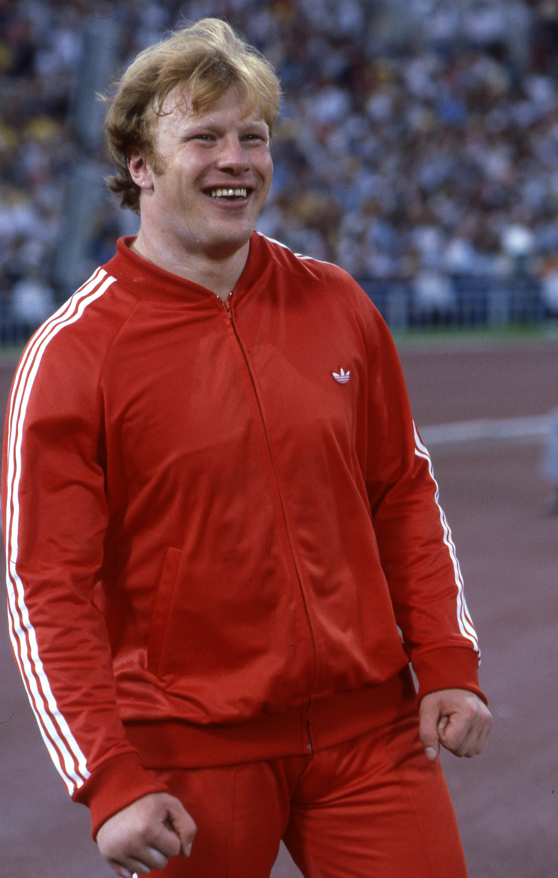 Vladimir Kiseljov, dobitnik zlate olimpijske medalje v suvanju krogle na OI v Moskvi leta 1980, oblečen v Adidasovo trenirko. Na tej je logotip celo ostal nedotaknjen.