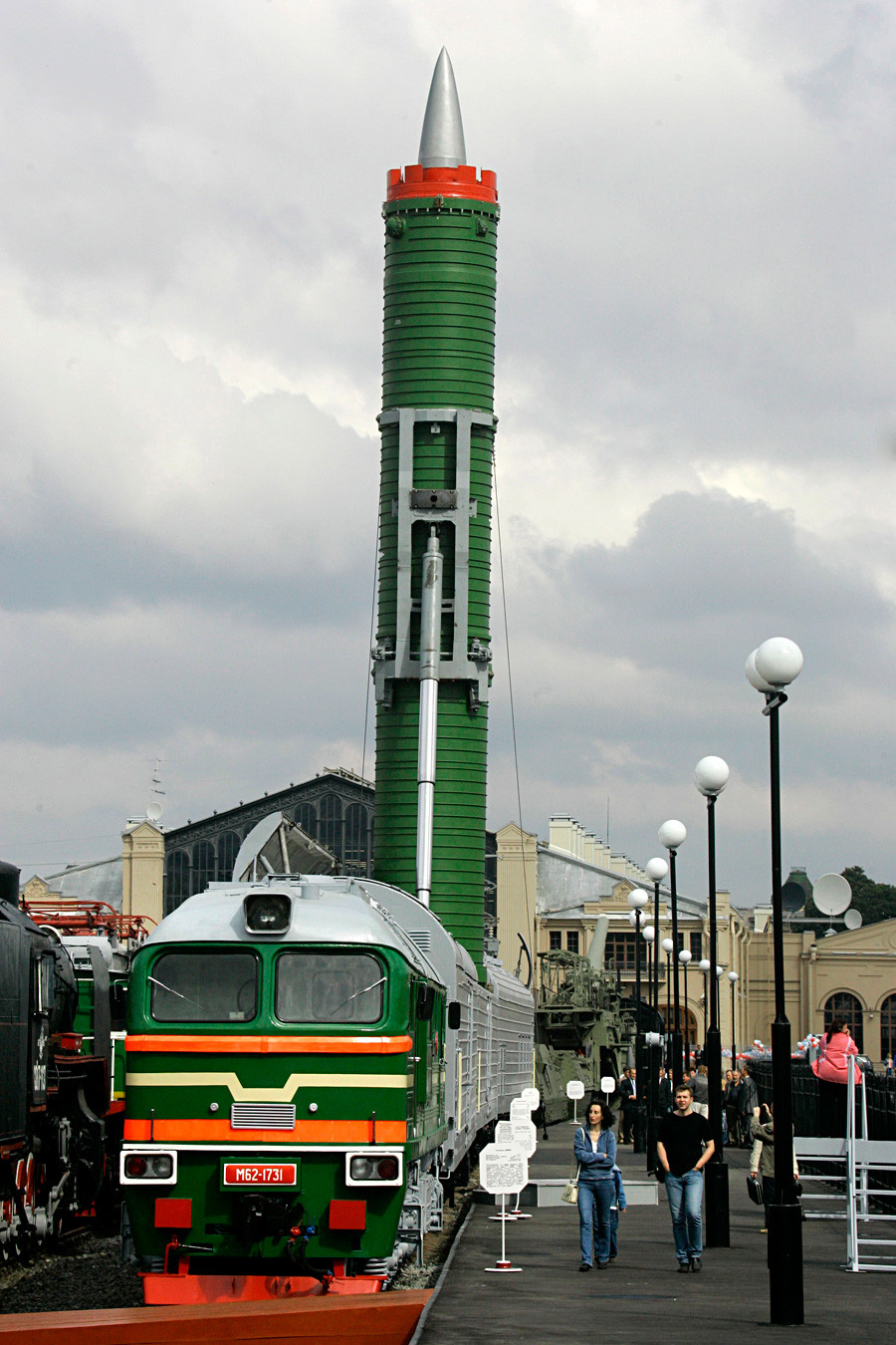 Междуконтинентални балистични ракети РТ-23, натоварени на влак в жп музей.