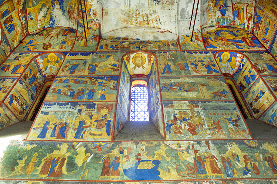 Yaroslavl. Church of Decapitation of John the Baptist at Tolchkovo. Interior, north wall. Bottom row: scenes from life of John the Baptist. Second row: scenes from Passion of Christ. Upper rows: scenes from life and parables of Christ. Aug. 15, 2017.