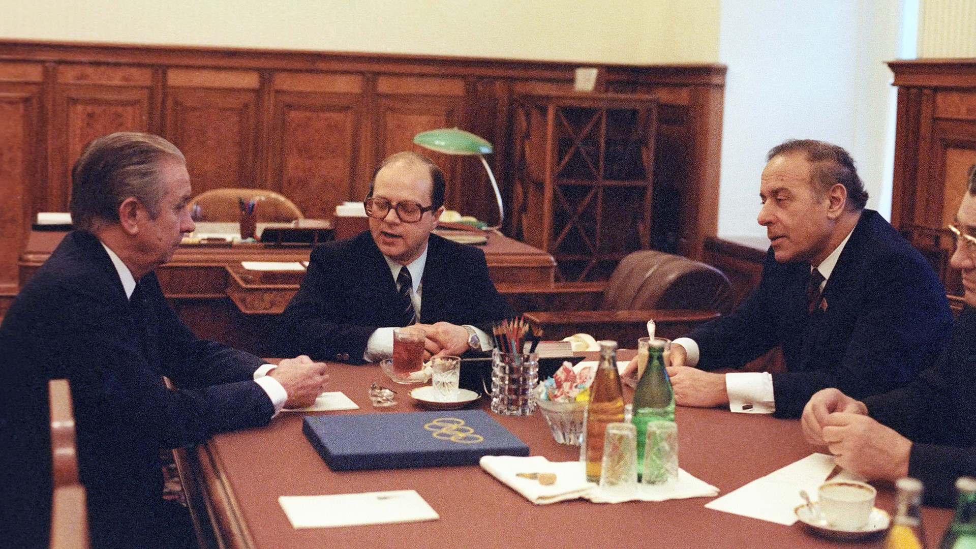 Juan Antonio Samaranch (esq.) e Gueidar Aliev (dir.) reunidos no Kremlin