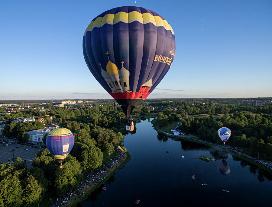 Festival balon internasional di Velikiye Luki.