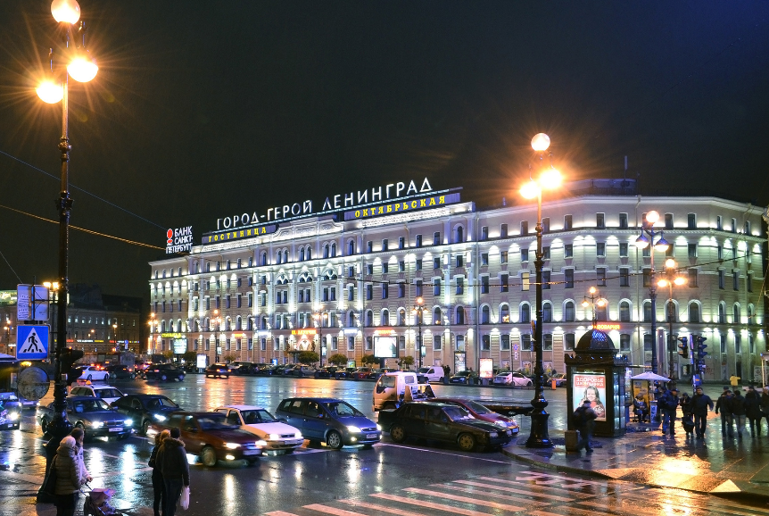 Hotel Oktjabrski v Sankt Peterburgu. Napis na hotelu pravi: 