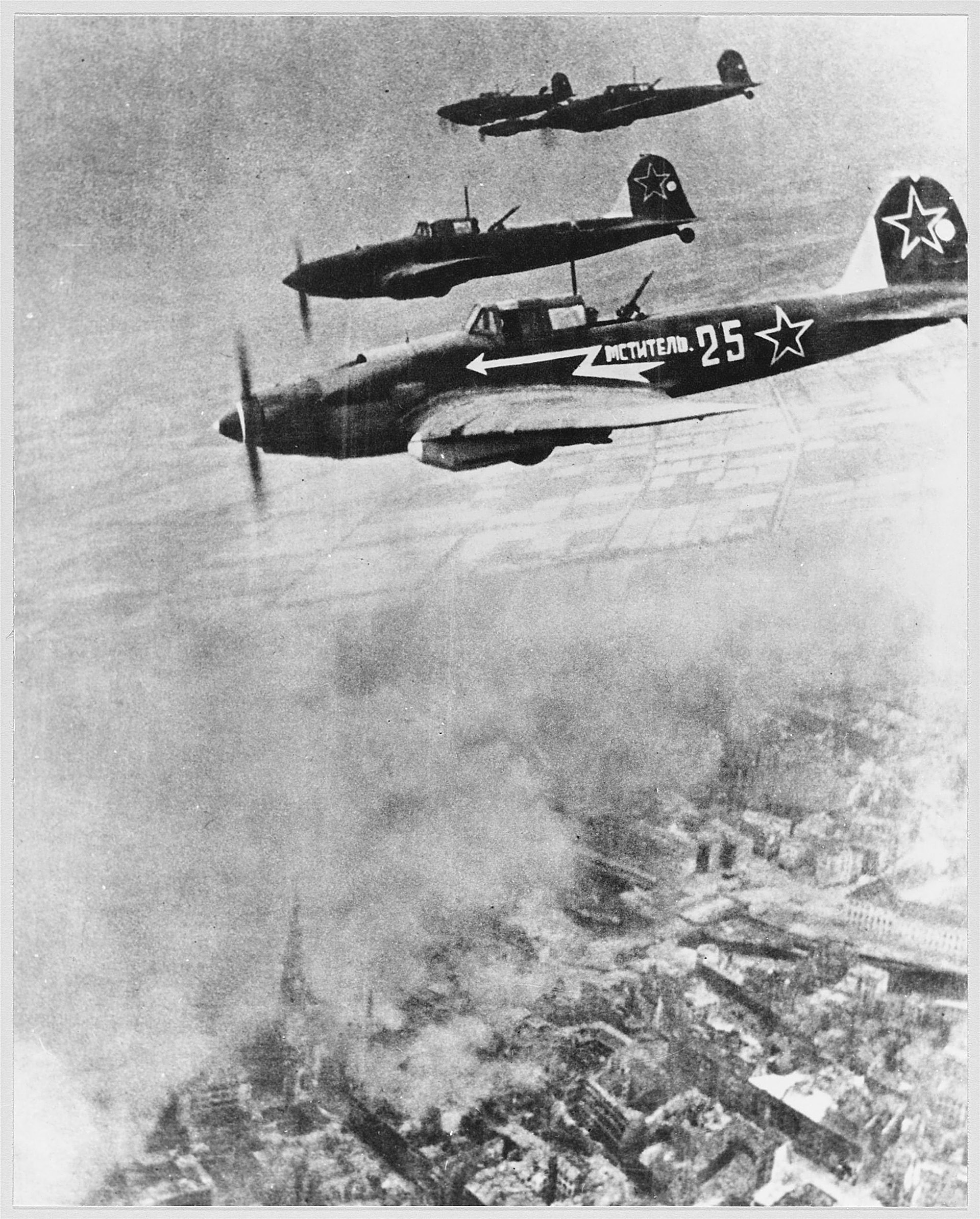 Pesawat Ilyushin Il-2 di langit Berlin, 1945.